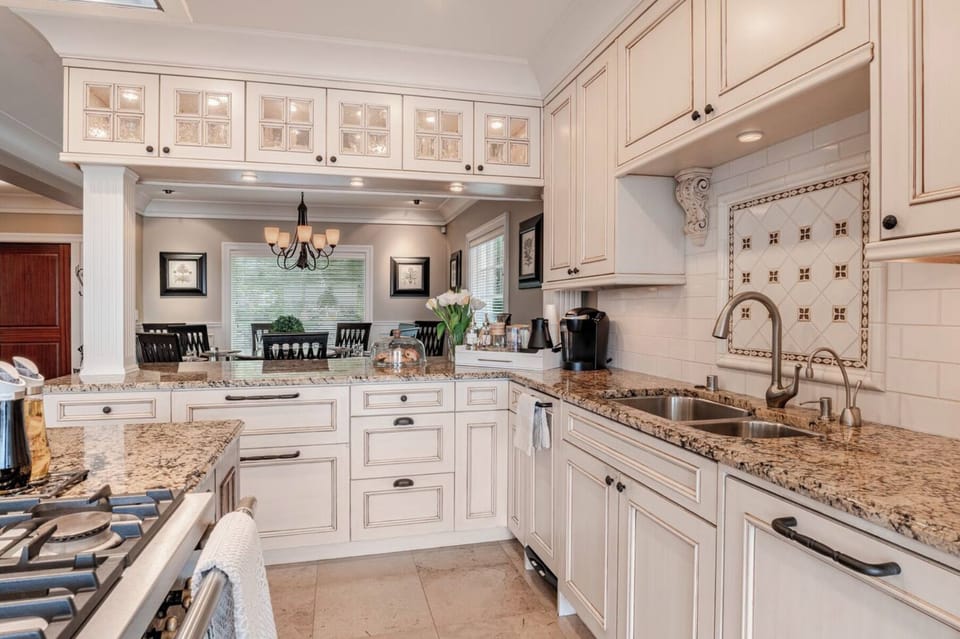 Fully outfitted chef's kitchen, complete with Henckles knife set & Le Creuset cookware.