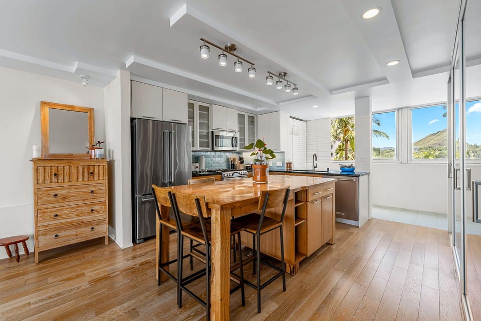 Fully equipped kitchenette with oceanview breakfast bar, ideal for morning coffee or light meals.