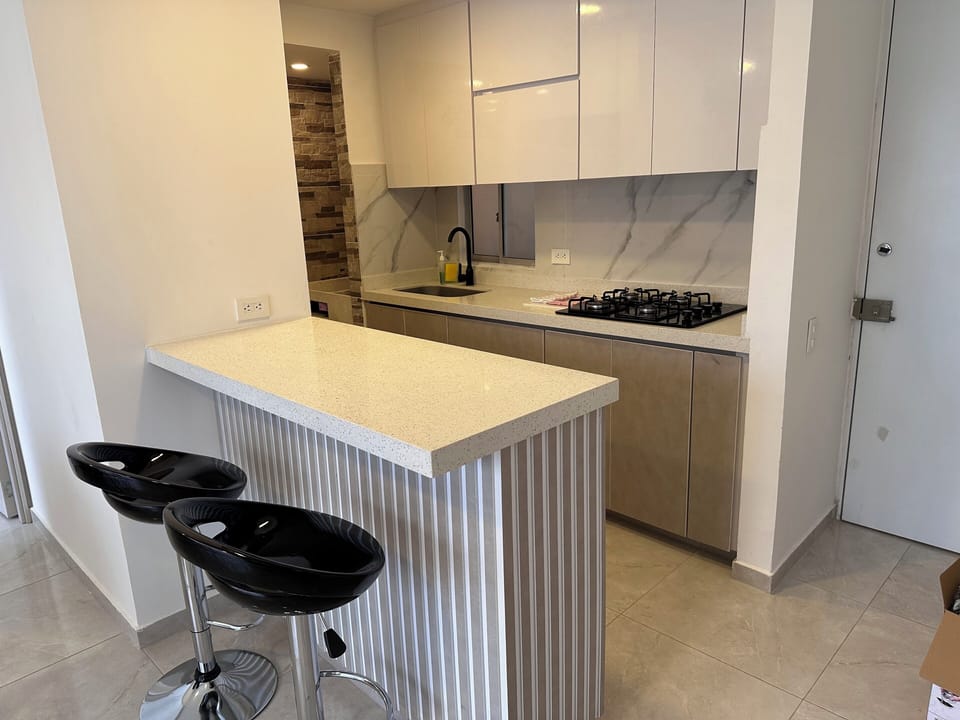 It has a fully equipped kitchen, with all the necessary utensils to prepare