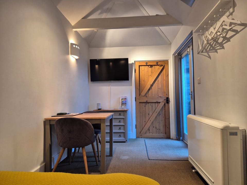 Dining table/Chest of drawers/TV.