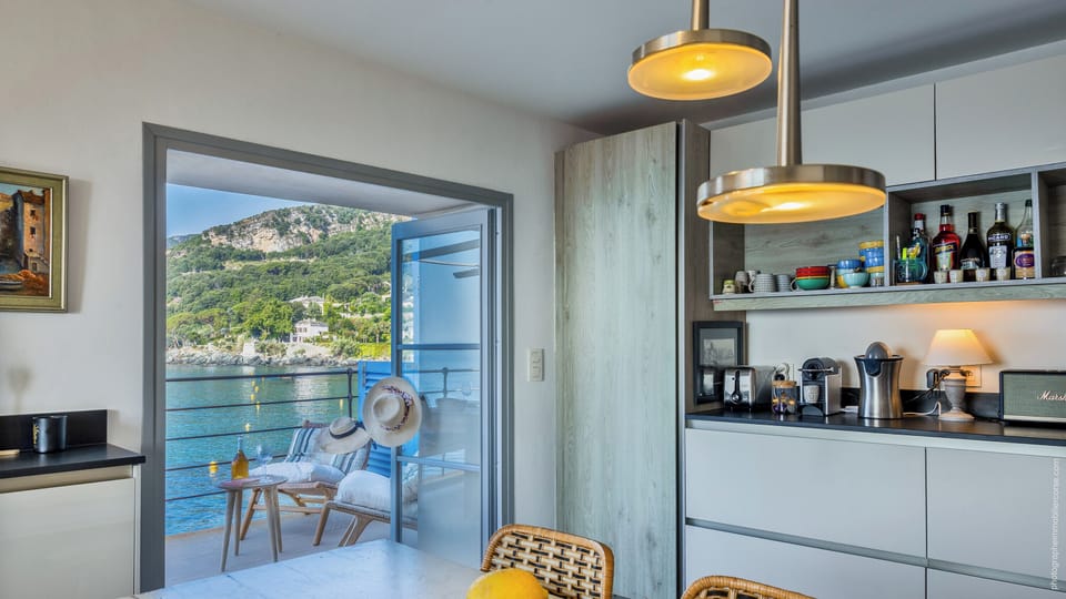 Cuisine avec accès terrasse et vue mer