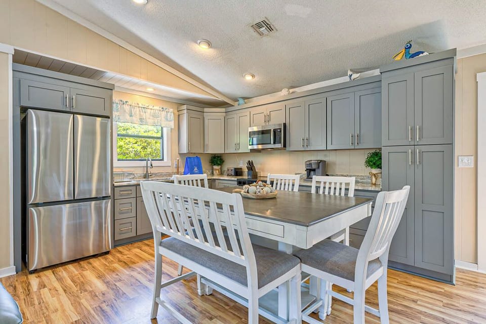 Top-Level Dining Room with Table (seats 6)