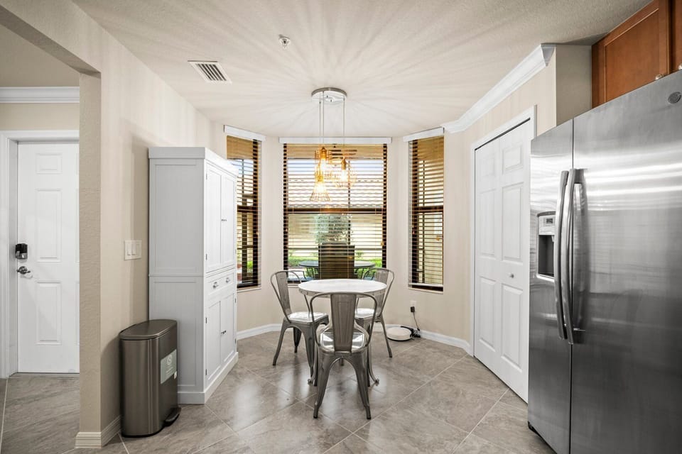 Eat-in Kitchen, Seating for 3