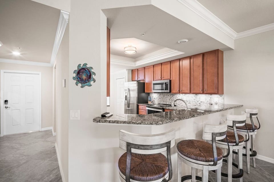 Entrance, Kitchen & Breakfast Bar