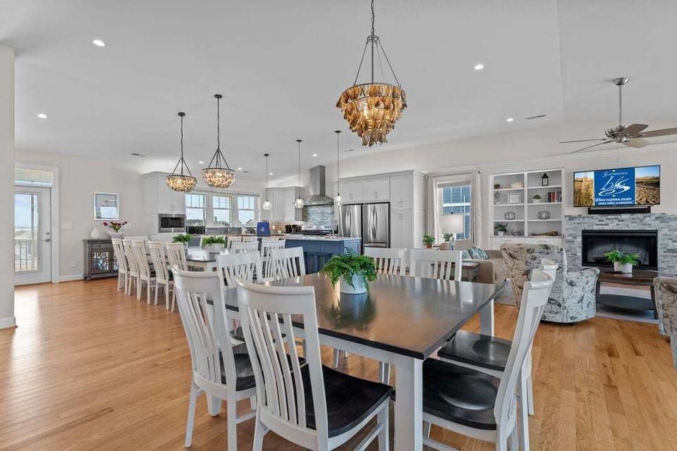 Top-Level Dining Room with Additional Table (seats 8)