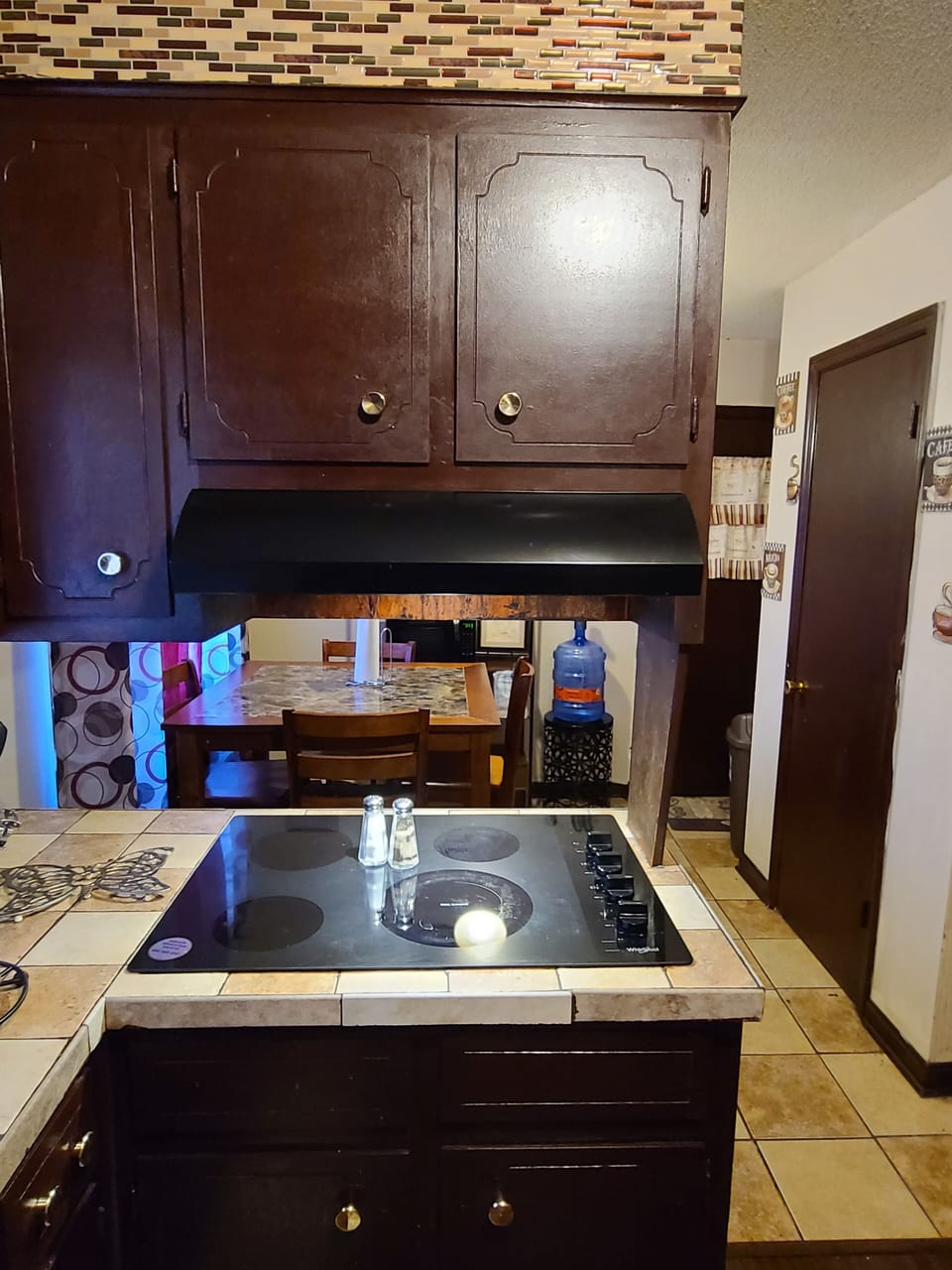 Full kitchen w/kitchenette area, Alexa Assistant, dishwasher & 50 inch smart TV.
