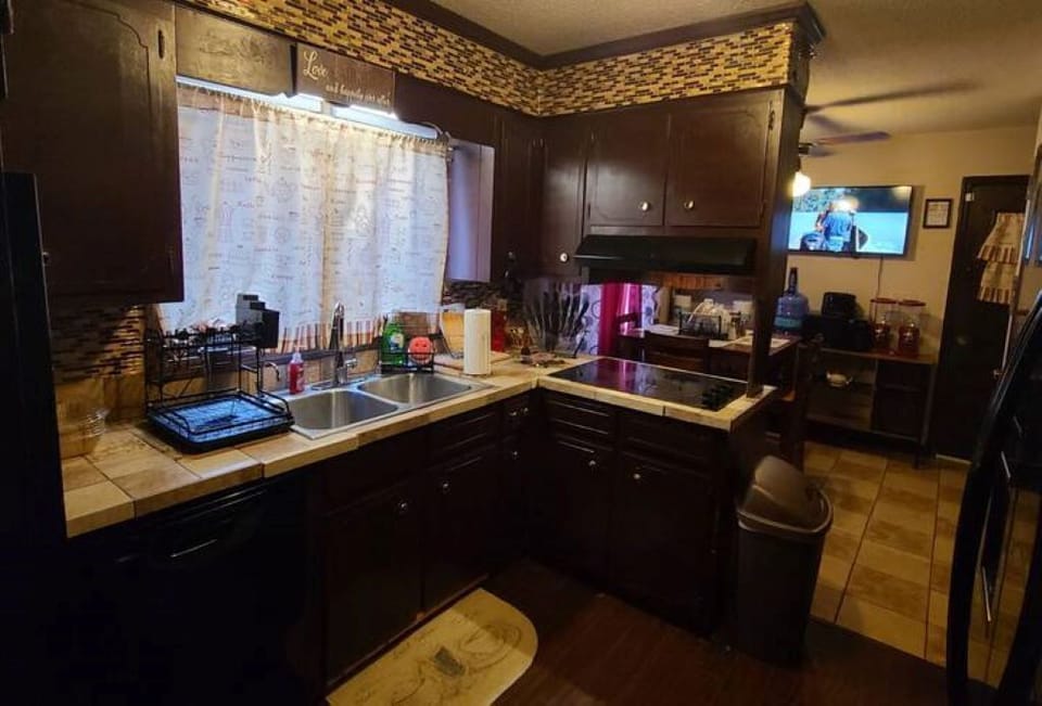 Full kitchen w/kitchenette area, Alexa Assistant, dishwasher & 50 inch smart TV.
