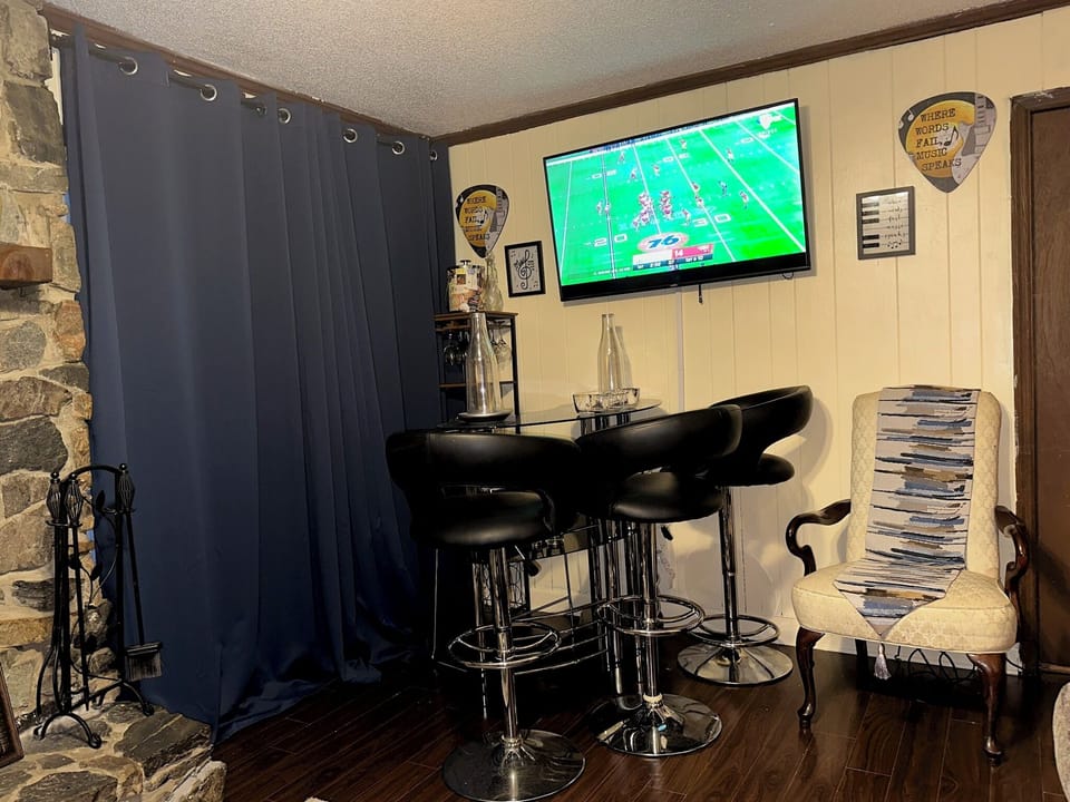 Spacious Den with Alexa Assistant, 55in Smart TV, Bar & Fire Place.