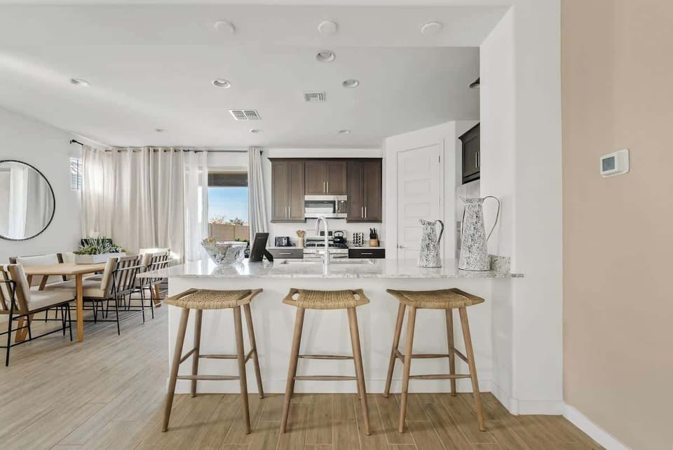 Breakfast bar/ kitchen island