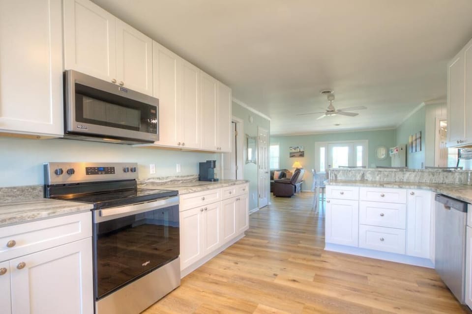Microwave and Stove
GW 5-20-25