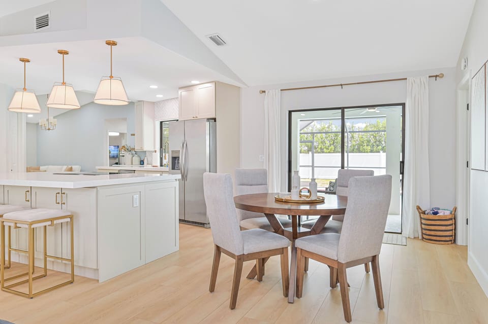 Naples Delight - Dining area and kitchen with island seating