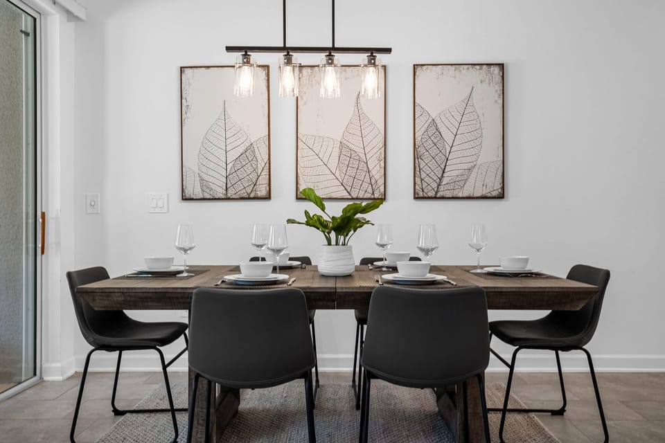 Dining Area (Seats up to 6 People)