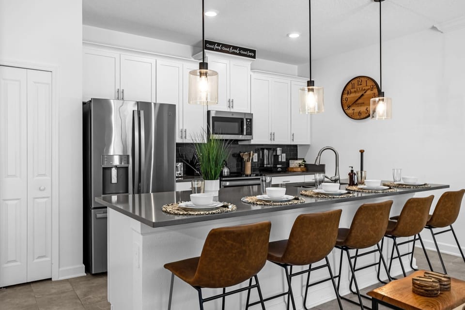 Spacious Modern Kitchen
