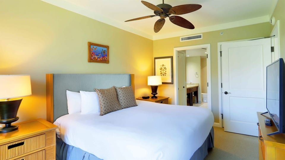 H414 - Primary Bedroom with King Bed