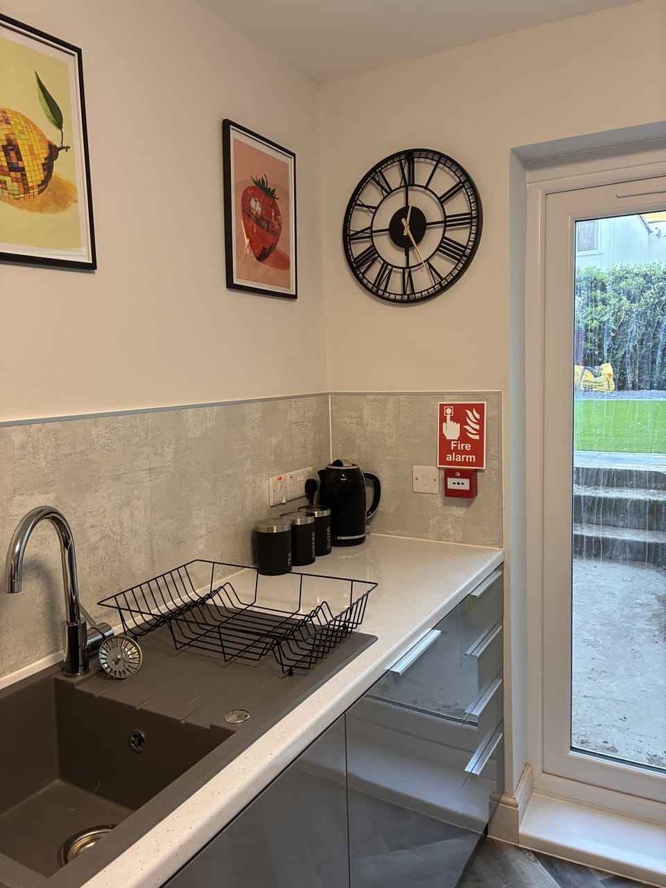 Kitchen with Hob, Oven, Toaster, Kettle, Microwave, Airfryer, Fridge Freezer and Dishwasher