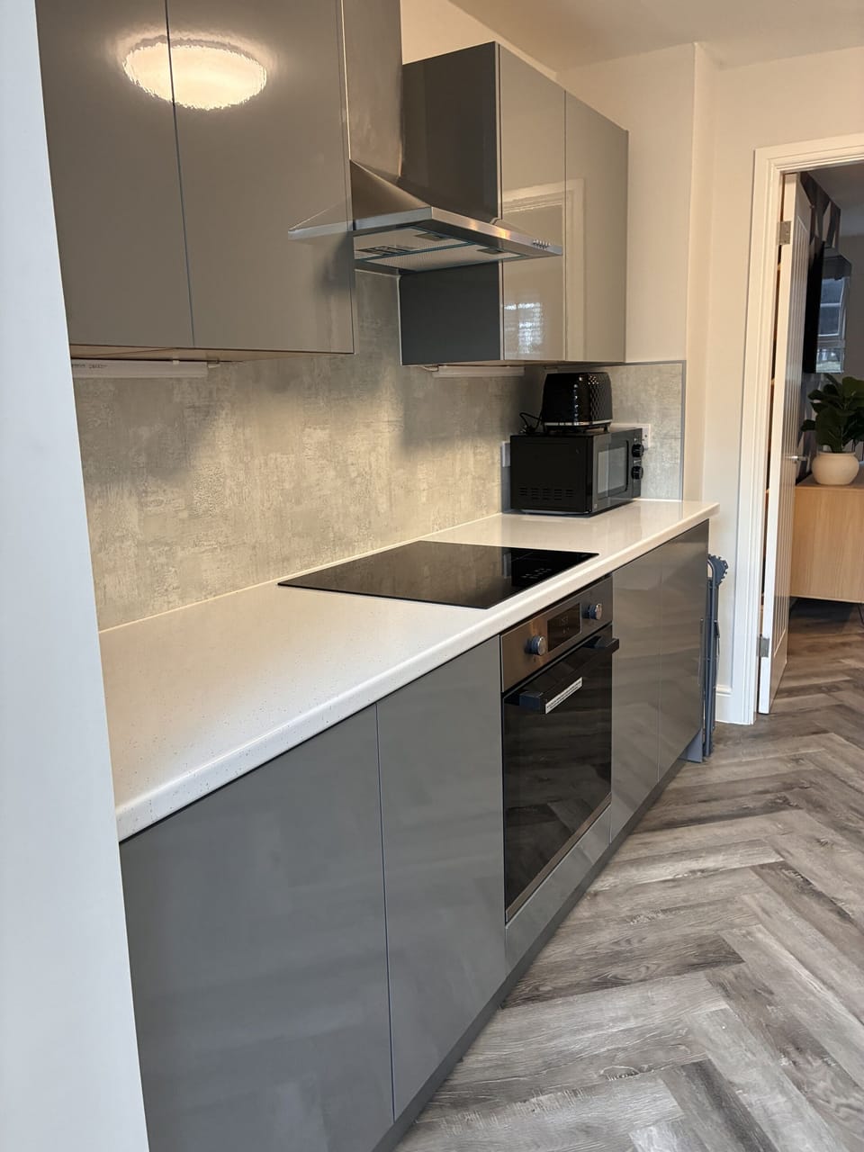 Kitchen with Hob, Oven, Toaster, Kettle, Microwave, Airfryer, Fridge Freezer and Dishwasher