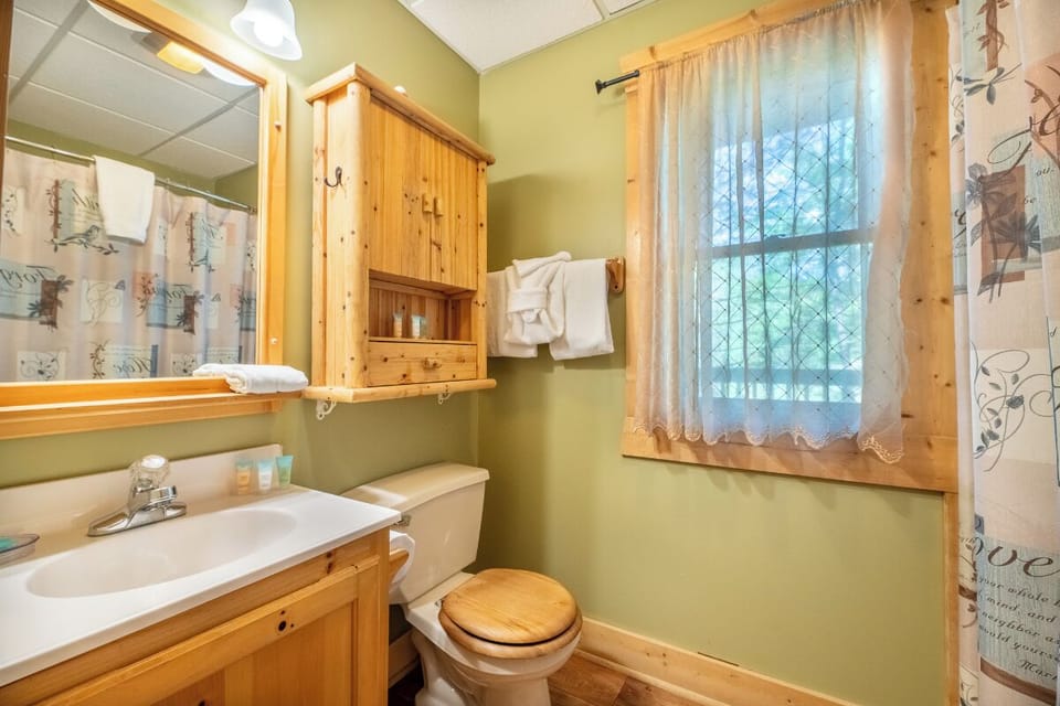 One of Angler's Bend's full bathrooms