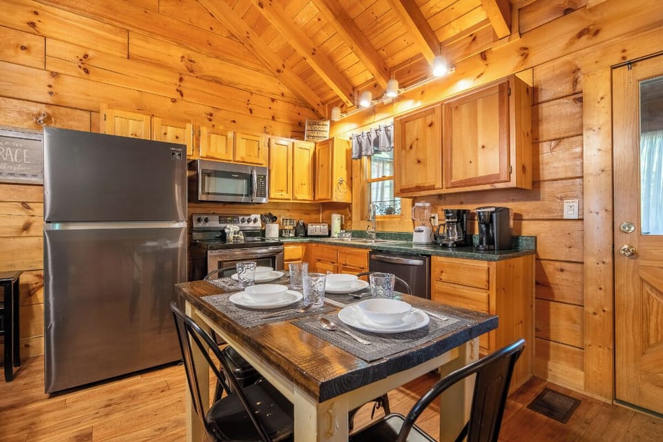Angler's Bend's kitchen and dining area