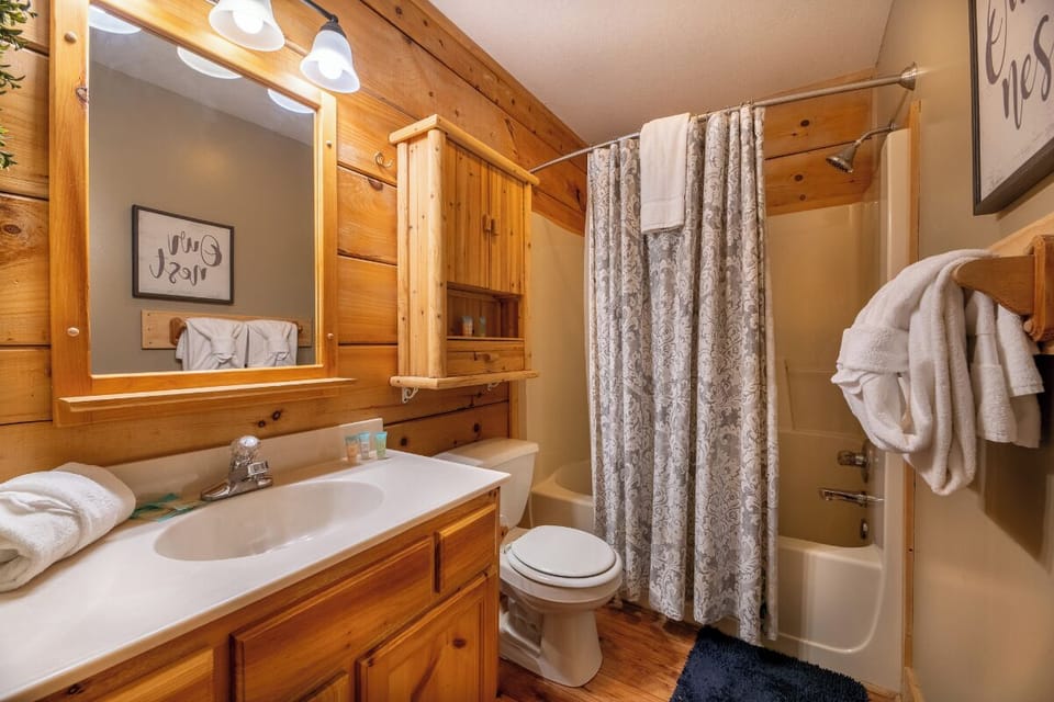One of Angler's Bend's full bathrooms