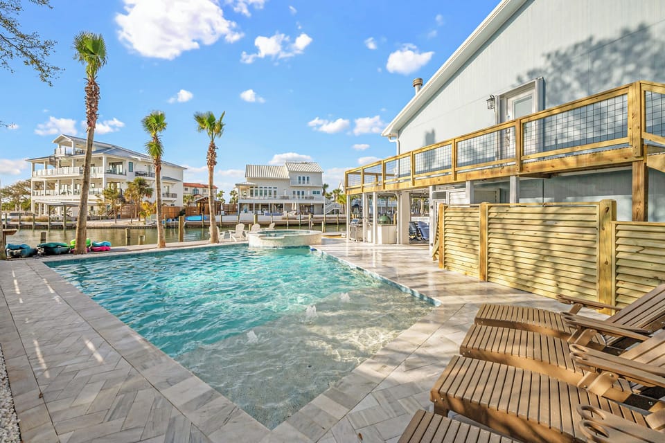 New heated pool, spa and splash pad ledge! Look at that view!