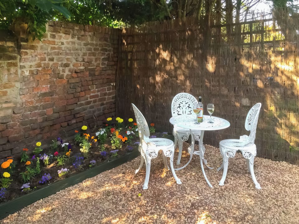 Sitting-out-area | Log Cabin, Guyhirn