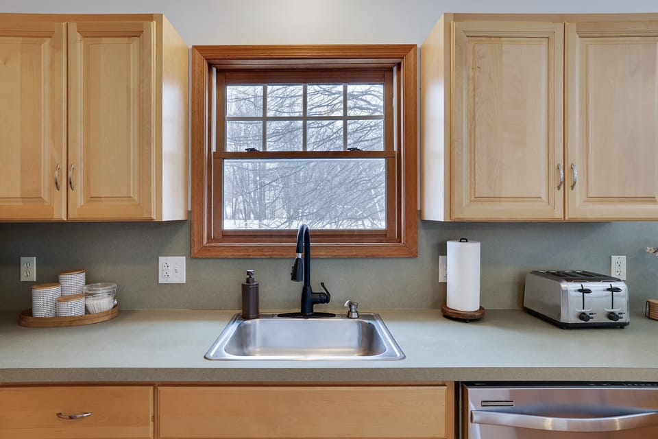 Fully equipped kitchen with modern appliances, ideal for cooking meals or enjoying a coffee.