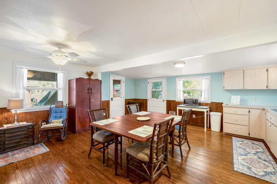 Dining for 4 in the kitchen area