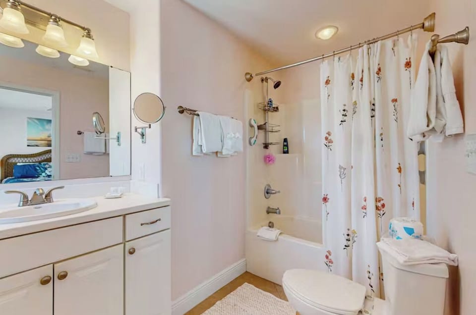 Master bath, full tub/shower.