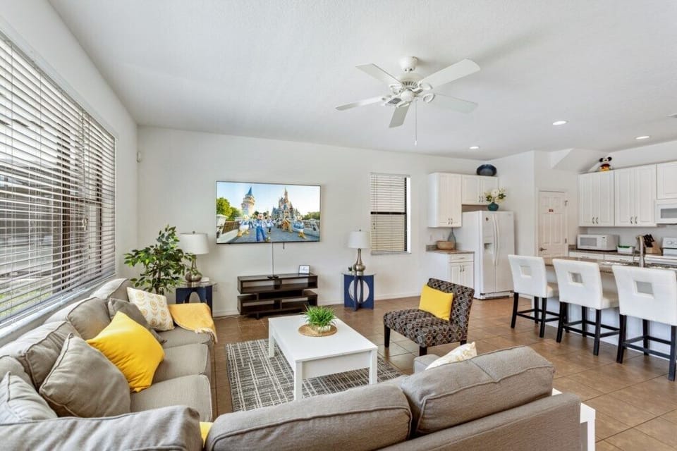 12-Living Room.jpg