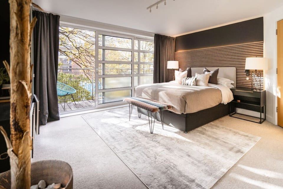 Design with comfort and rest in mind, the king size bed has been fitted with 400 thread count bedding.  The unique headboard features reading lights, USB charging ports and integrated lighting.