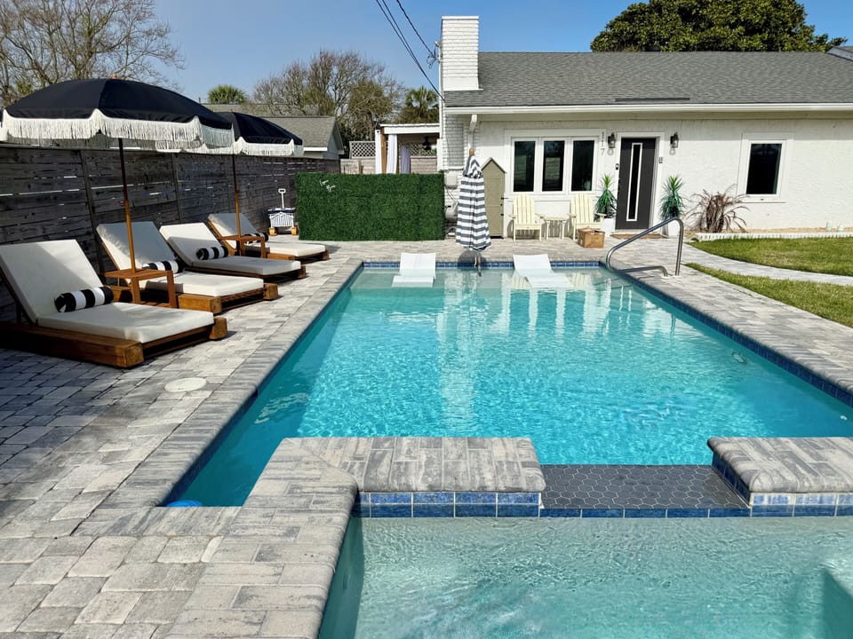 THE SALTY SADDLE - private pool & spa in courtyard