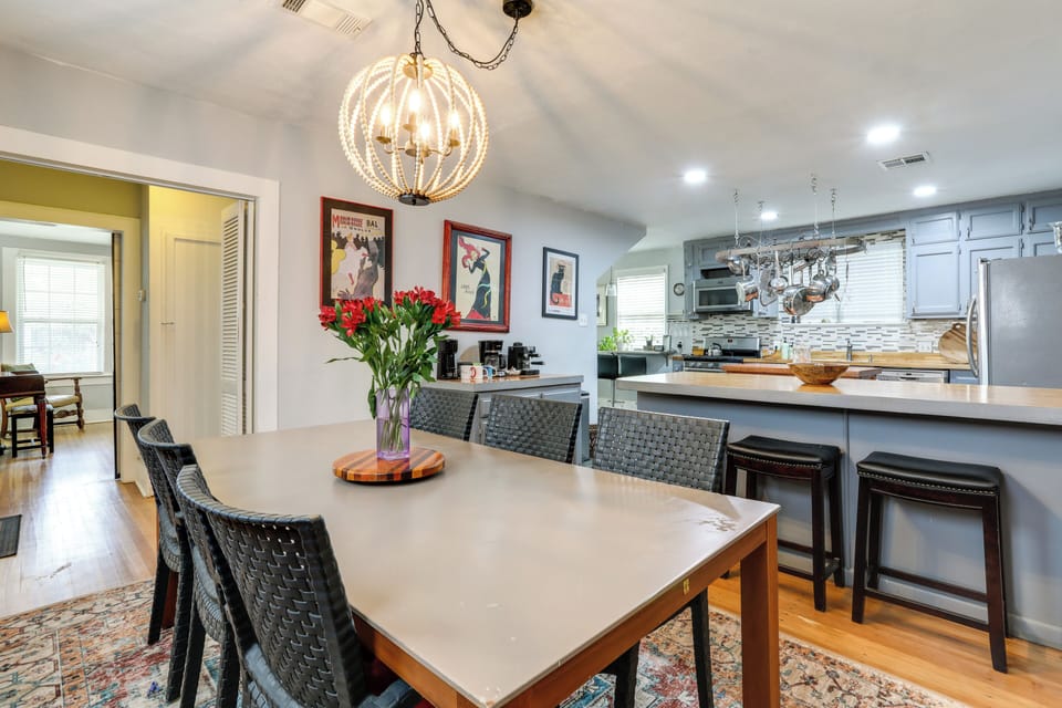 Dining Area | Dishware/Flatware Provided | 1st Floor