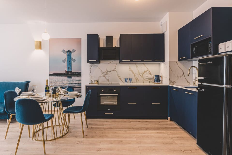 Open living space with a modern kitchen – perfect for up to 4 guests, offering a luxury vacation vibe in Gąski.