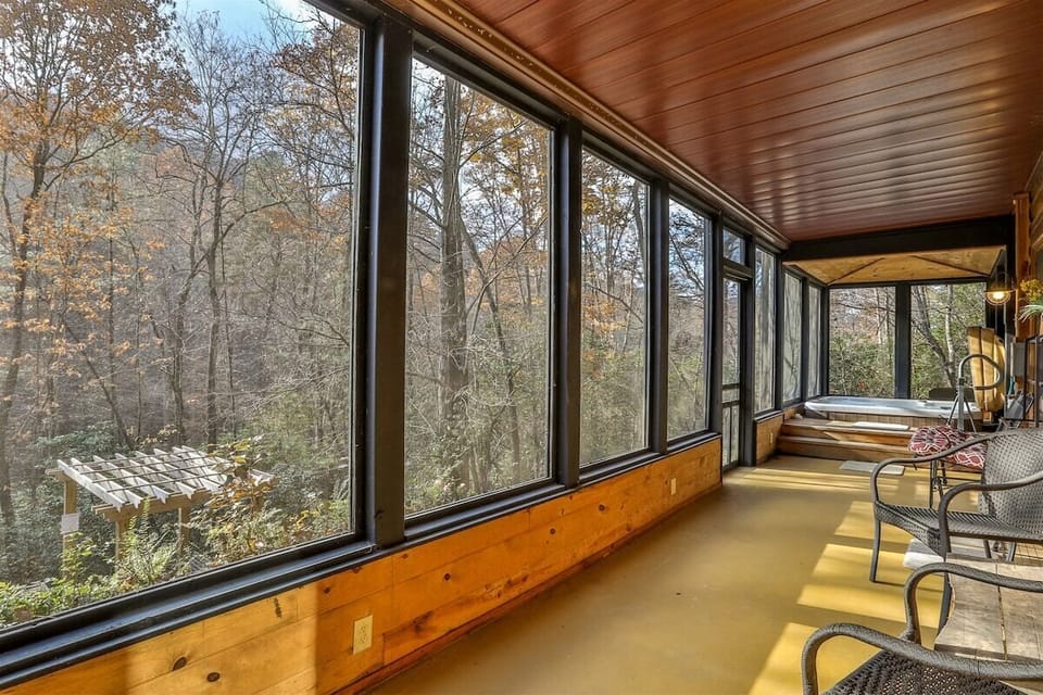 Lower Level Screened In Area