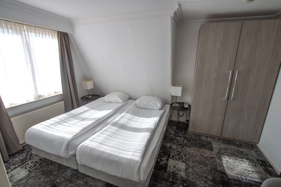 Unit with two Twin beds