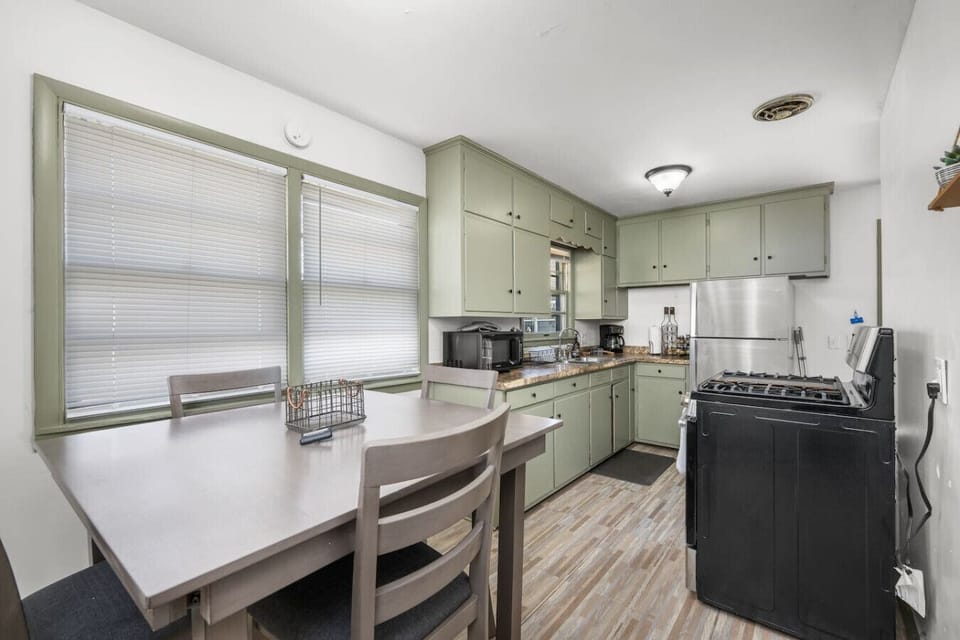 We offer a garage door opener for smooth arrivals and secure parking on the table. Next to the stove, you’ll find a brand-new movable bar cart—perfect for adding extra counter space while cooking or serving drinks.