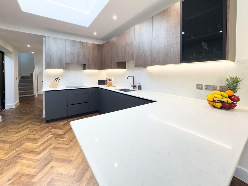 Fully Equipped Modern Kitchen for Self-Catering Stays
Cook with ease in a sleek contemporary kitchen featuring integrated appliances, generous workspace and everything needed for short breaks, business trips and extended stays.