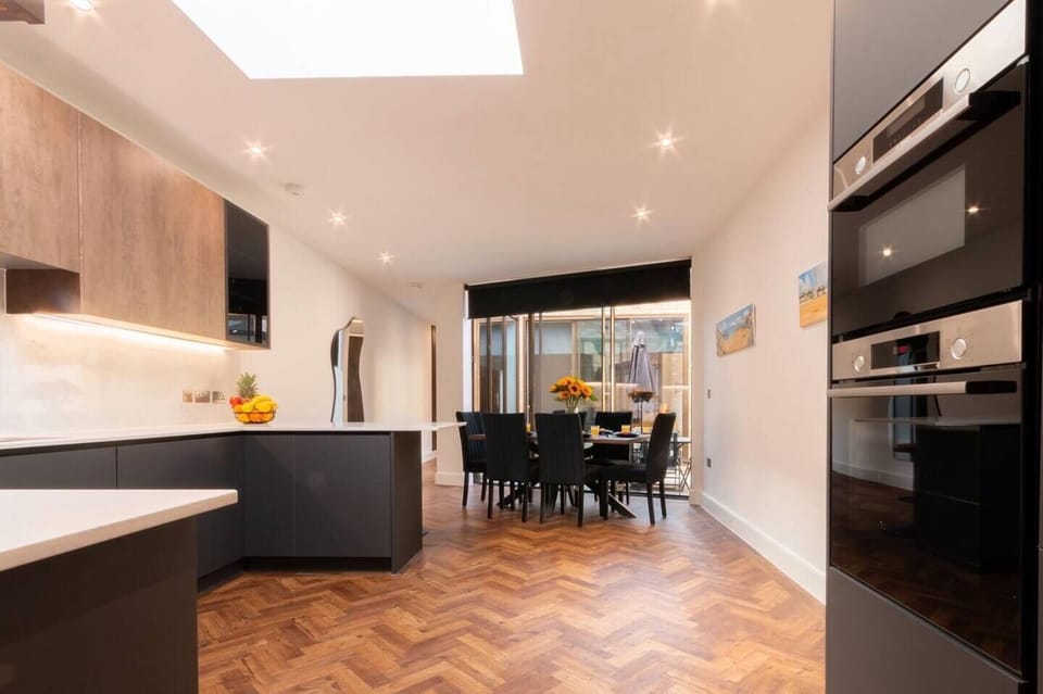 Modern Dining & Living Space for Relaxed Stays
Designed for comfort and connection, this bright open-plan area blends stylish dining with cosy living spaces perfect for entertaining or unwinding.