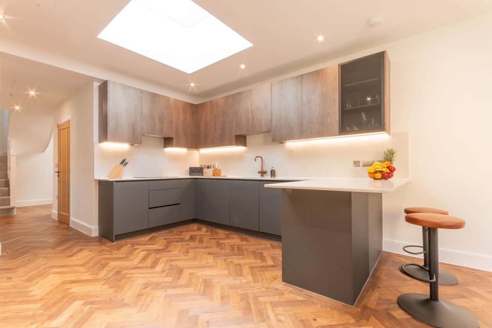 Contemporary Open-Plan Kitchen with Premium Finishes
Experience stylish modern living with a beautifully designed kitchen space combining practicality, elegant lighting and high-end finishes for a seamless stay.