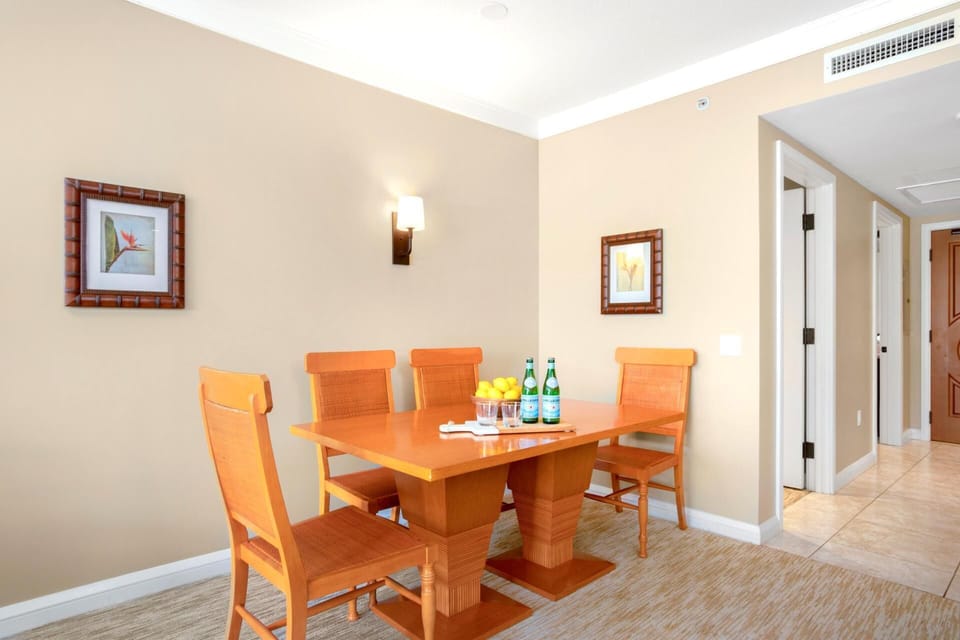 Gather, feast, and laugh in this warm, elegant dining nook. HKH-222