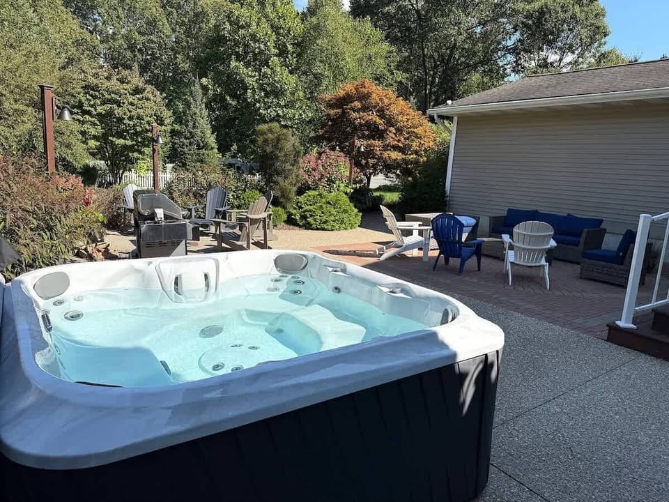 Your perfect gathering spot: hot tub, firepit & lounge.