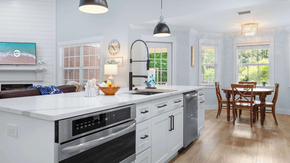 Chefs in your group will love the abundant counter space and modern kitchen appliances! 