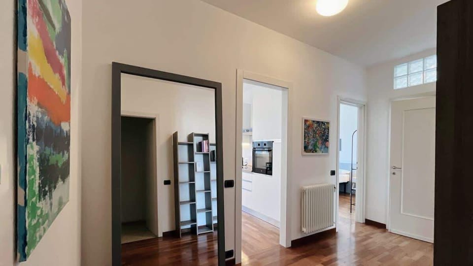 Welcoming entrance that anticipates the warm and well-kept atmosphere of the entire apartment.