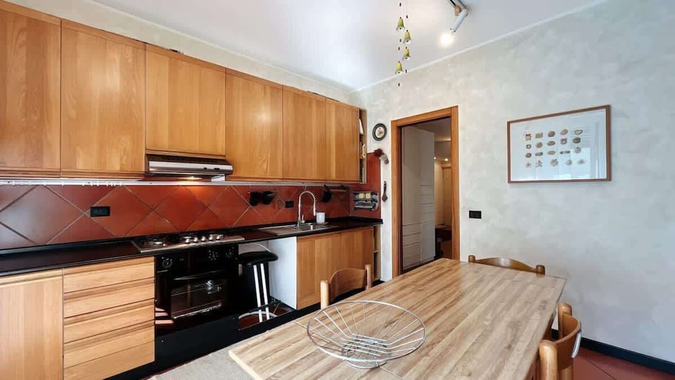Modern and functional kitchen, fully equipped for every need.
