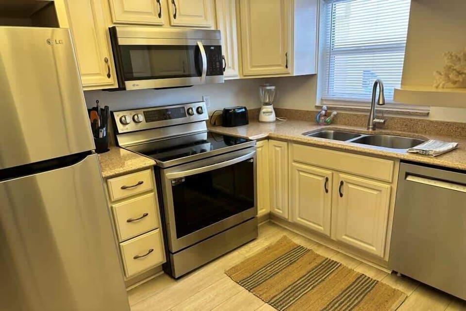 The well-equipped kitchen offers ample storage space & fantastic amenities