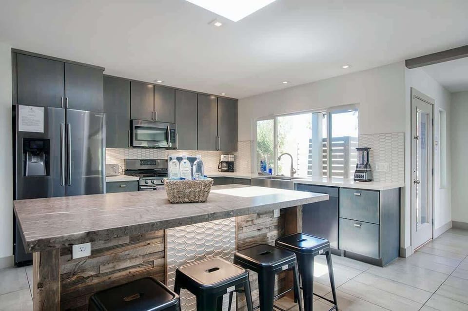 Modern Open Concept Kitchen, Perfect for Entertaining
