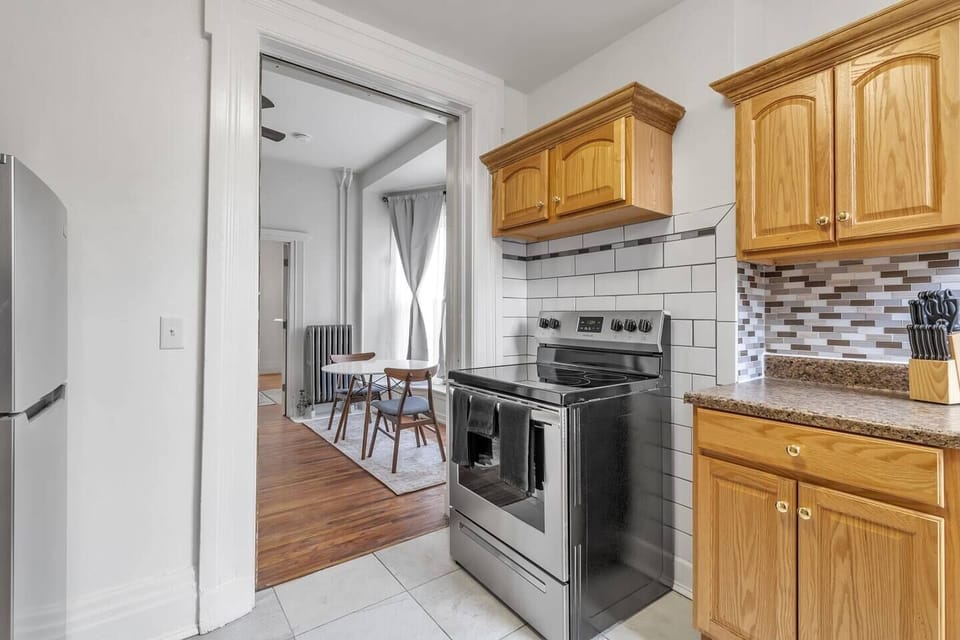 Full size stove and oven with lots of prep space in the kitchen