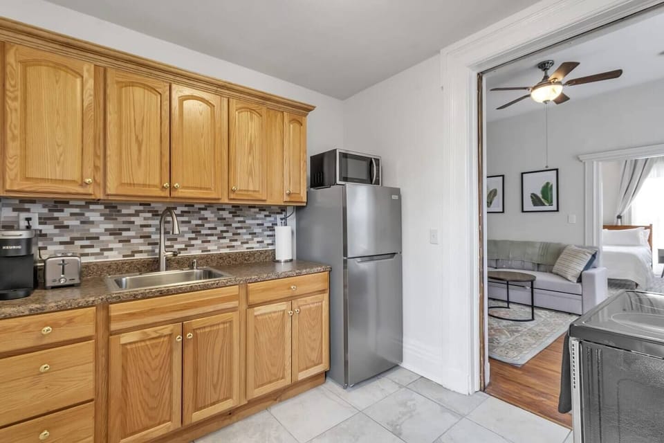 Full size fridge, microwave, coffee machine, toaster and all the cookware needed to live comfortably throughout your stay