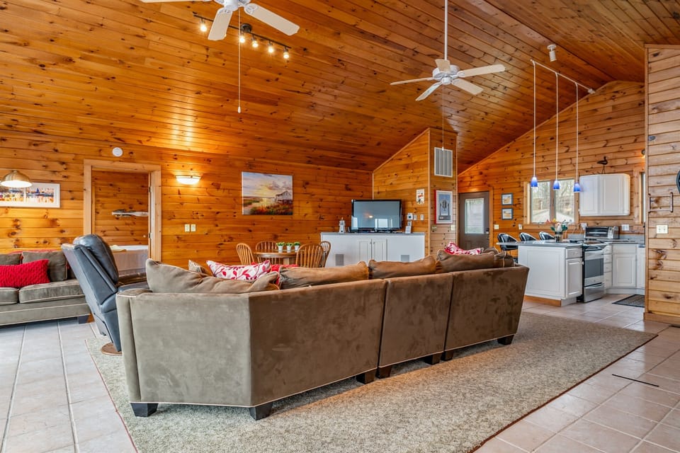 Enjoy meals in a charming dining area, complete with a cozy TV nook and access to the fully equipped kitchen. 🍽️📺