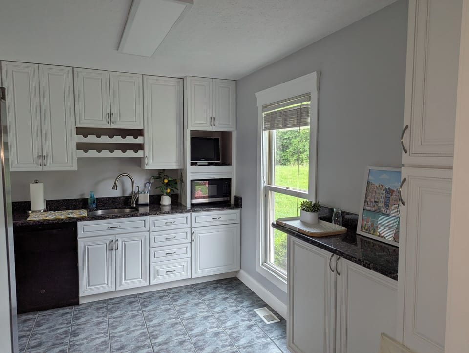 Large kitchen for group creativity! Stove, new refrigerator - all the good stuff